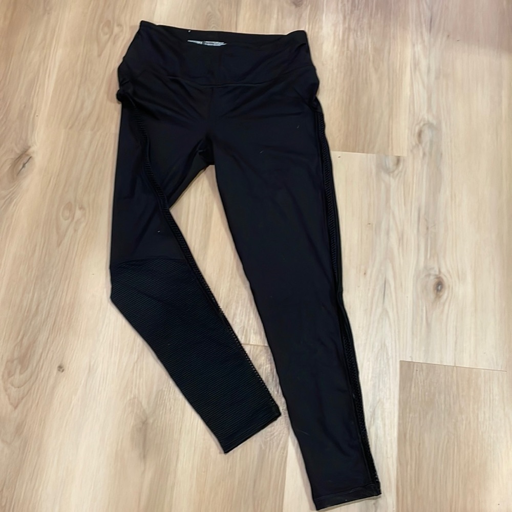 Victoria’s Secret leggings - size L. Cross cross sides.